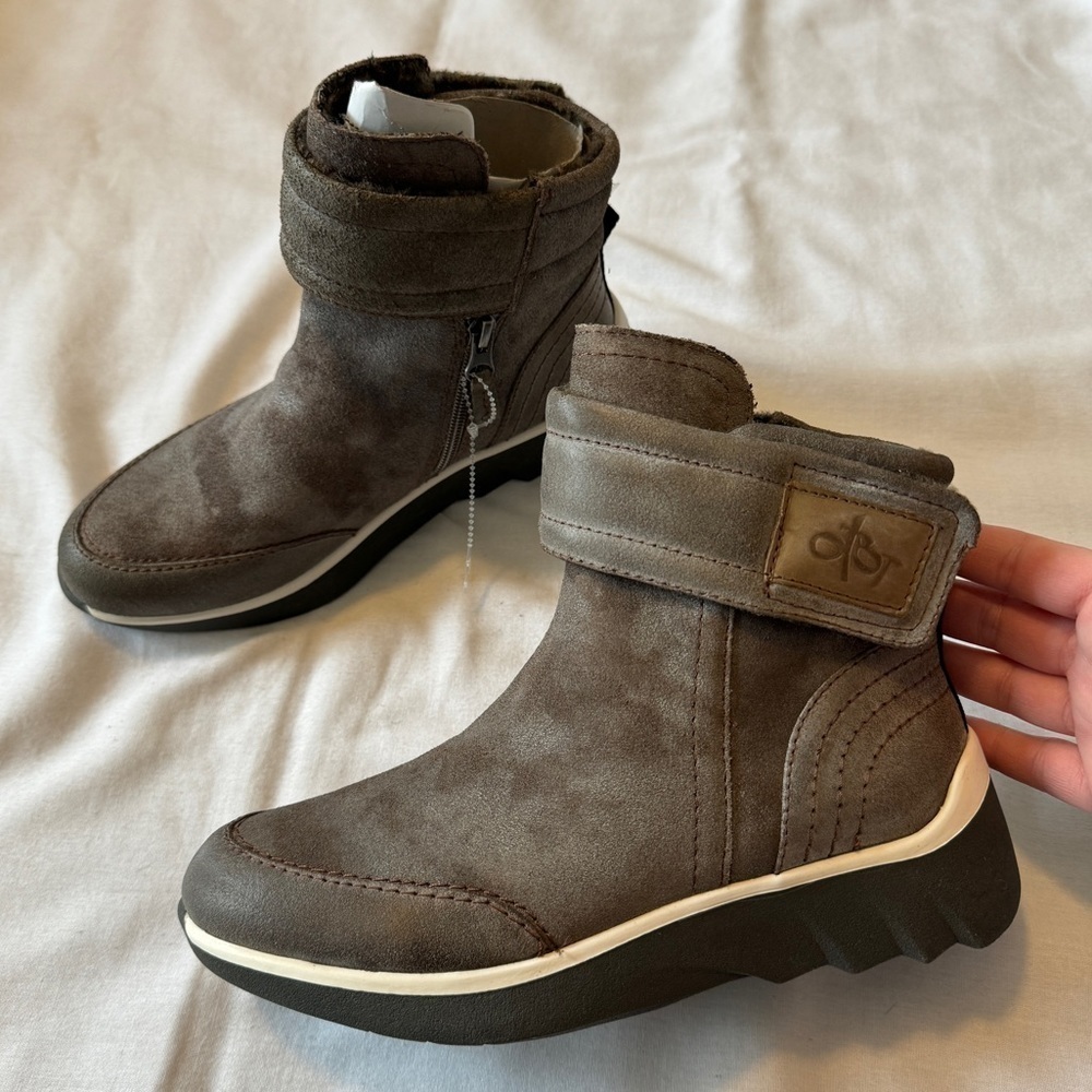 New OTBT 6.5 Outing Booties Gray Suede Winter Outdoor Boots